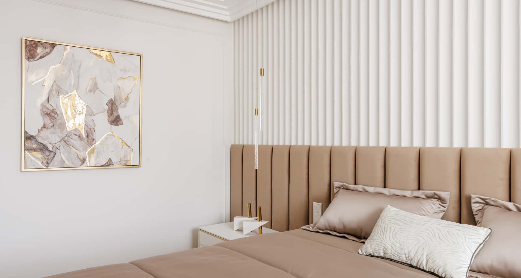 Jadalnia z parkietem dębowym, designerskim stołem i krzesłami, luksusowe wykończenie wnętrza.