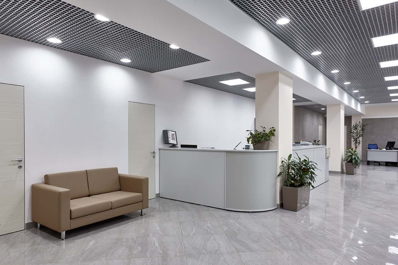 Jasne, funkcjonalne biuro Minimalistyczny design biura w jasnych tonacjach z funkcjonalnymi meblami dla wygody.