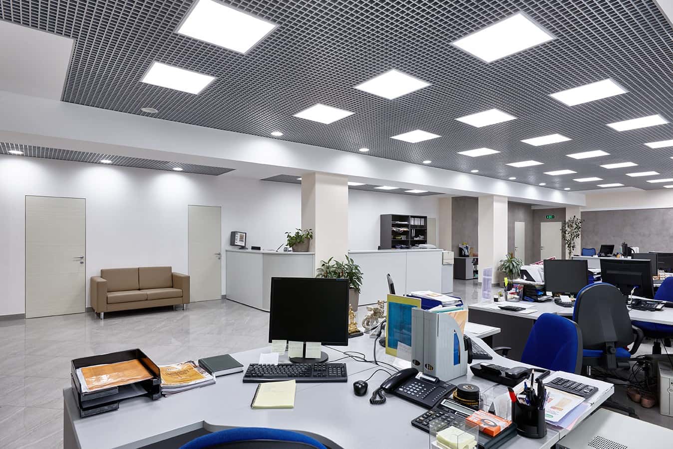 Minimalistyczna elegancja Elegancka przestrzeń biurowa: szarości, biele, minimalizm i funkcjonalny design.