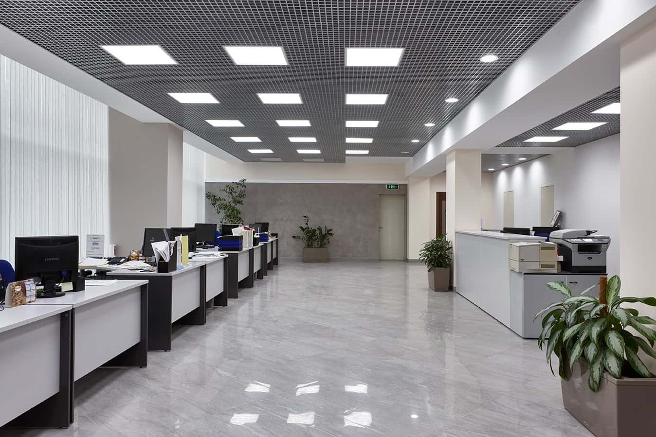 Elegancja w biurze Stylowe biuro w minimalistycznym stylu: elegancja i funkcjonalność w jednym projekcie.