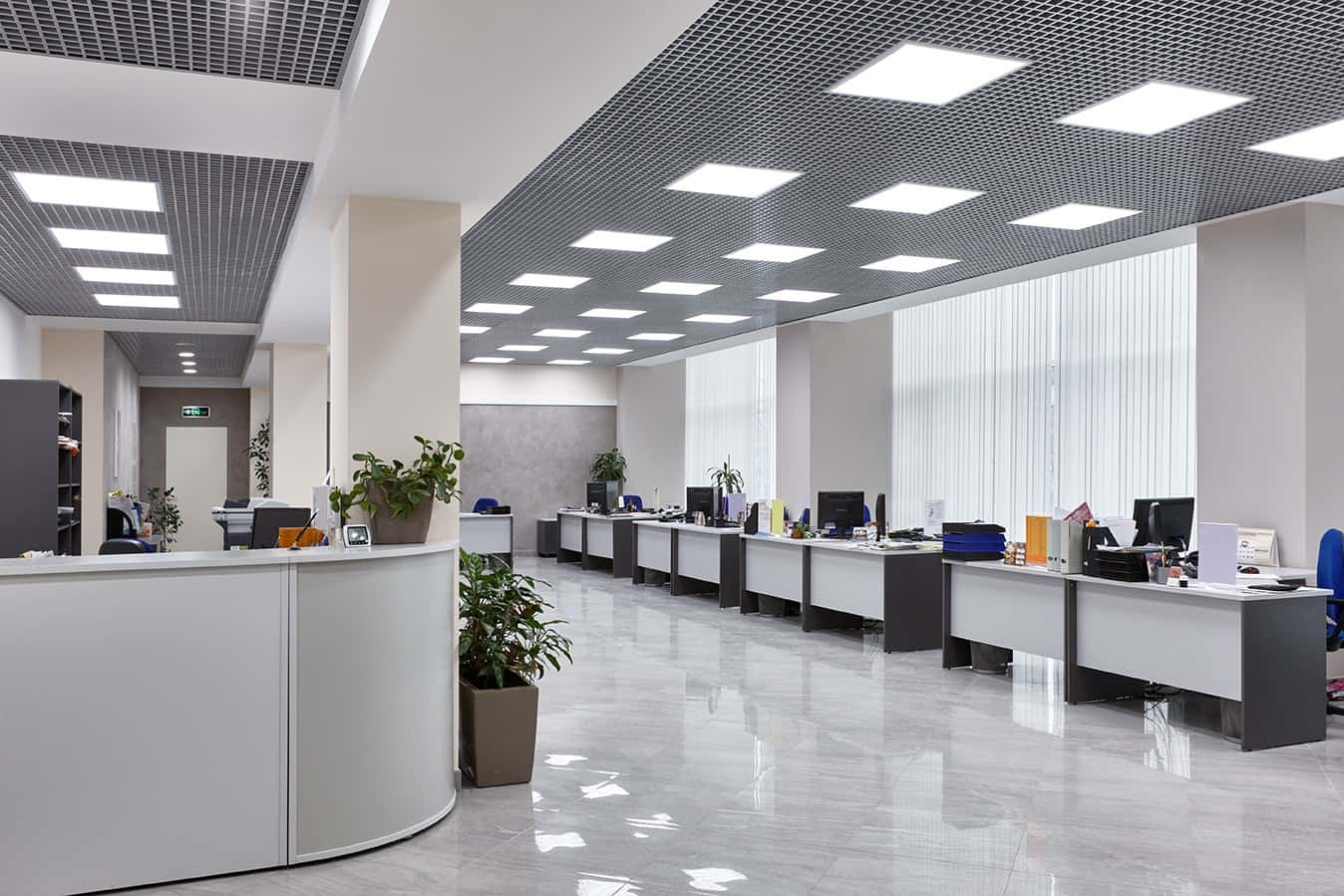 Minimalizm i przestrzeń Nowoczesne biuro w stylu minimalistycznym: drewno, szkło i przestrzeń do pracy.