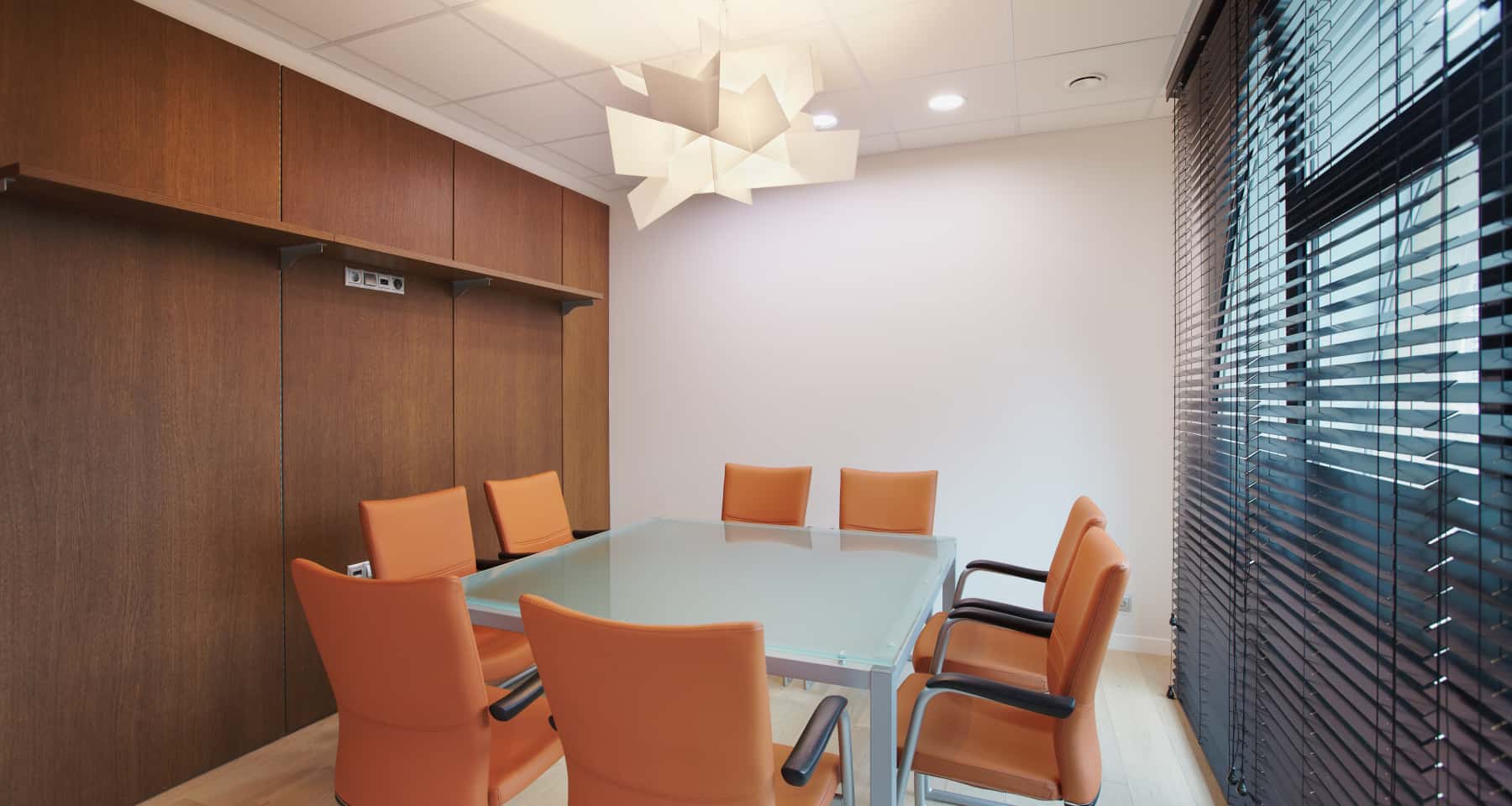 Nowoczesny minimalizm Remont biura w nowoczesnym minimalistycznym stylu: wysokiej jakości materiały i wyposażenie.