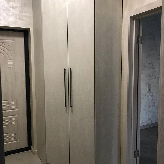 Przestarzała szafa Szafa z fotodrukiem - przestarzały design, nie pasuje do nowoczesnych wnętrz małego mieszkania.