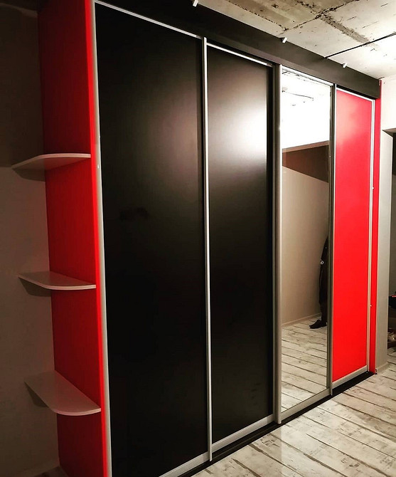 Szafa - antytrend Nietrendowa szafa: przestarzały design szafy przesuwnej we wnętrzu mieszkania.