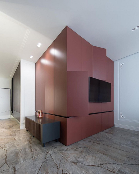 Dekor - niedozwolony! Antytrendy w designie szaf 2026: masywna szafa z nieaktualnym dekorem.