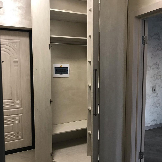 Unikaj tych błędów Szafa w małym mieszkaniu: błędy w wyborze mebli i optyczne pomniejszanie przestrzeni.