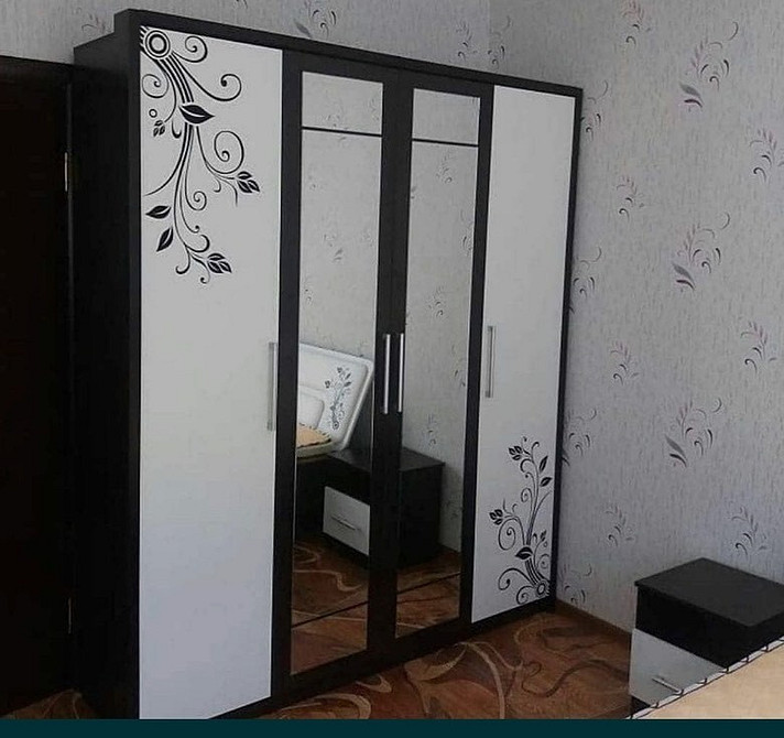 Stara szafa, nowy dom? Przestarzała szafa z typowym designem, niepasująca do nowoczesnego wnętrza. Inspiracje 2026.