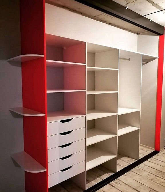 Tego nie kupuj! Przykład szafy, której nie warto kupować: przestarzały model do wnętrza w 2026 roku.