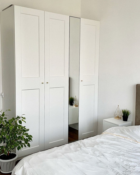 Lustra? Już nie! Przestarzała szafa z lustrami: których szaf unikać w 2024 roku. Szafy 2026.