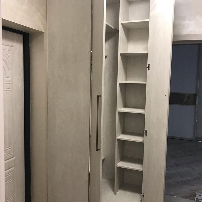 Moda przemija Antytrendy w designie: szafa, która wyszła z mody w małym mieszkaniu.