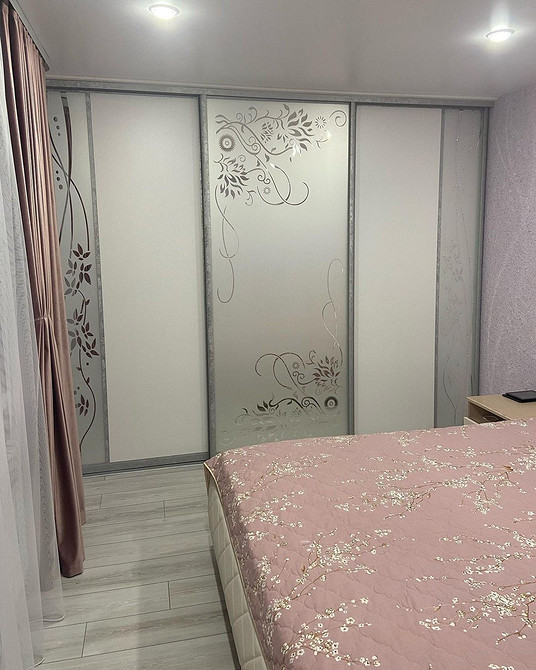 Błąd w aranżacji? Szafa psująca wnętrze: antytrend w meblowym designie 2024. Nowoczesne szafy 2026.