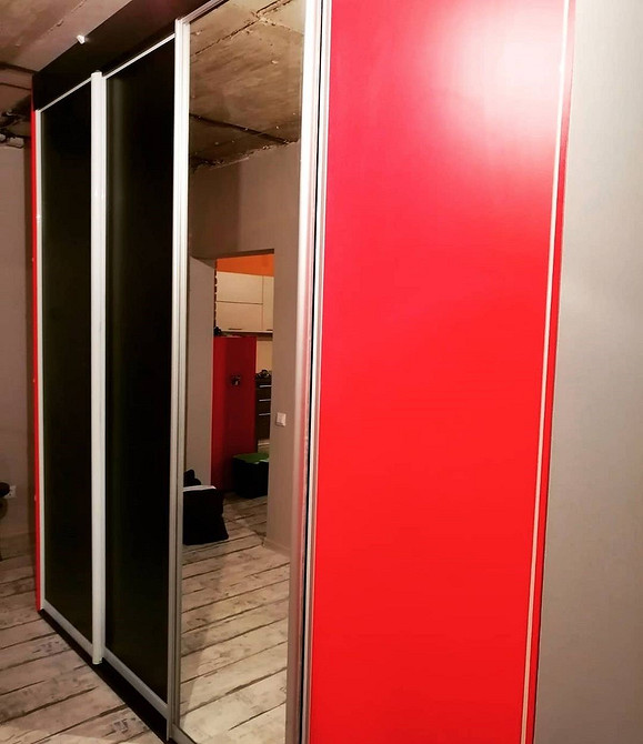 Antytrendy szaf 2026 Przestarzała szafa z nieaktualnym designem, przykład antytrendu w aranżacji wnętrz 2026.