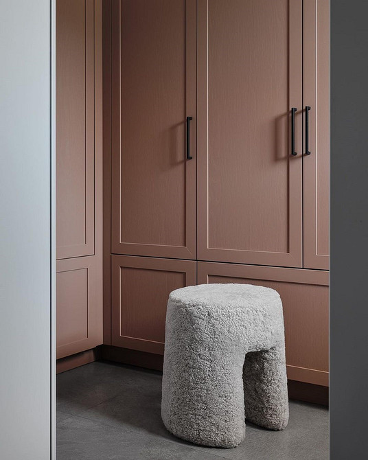 Tania szafa? Szafa wizualnie obniżająca wartość wnętrza małego mieszkania: antytrendy na 2024 rok.