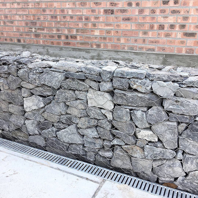 Gabion: Ozdoba Ogrodu Gotowy gabion z kamienia w ogrodzie: element dekoracyjny nowoczesnego ogrodu 2026