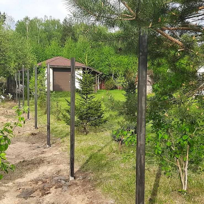 Montaż gabionów Montaż gabionów krok po kroku: zdjęcie pokazuje proces składania stalowych koszy do ogrodu.
