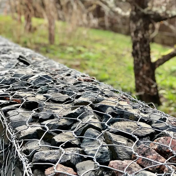 Gabiony: Wzmocnienie i design Budowa gabionów DIY: Poradnik krok po kroku dla wzmocnienia ogrodu i skarp.