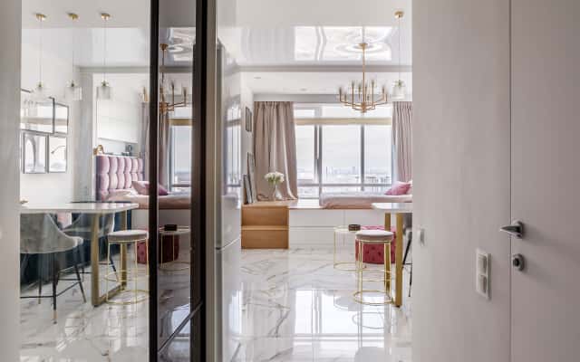 Oświetlenie w 32m² Design małego mieszkania 32m²: Strefy wydzielone światłem i przemyślane oświetlenie.