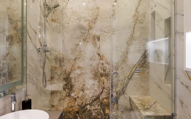 Naturalny skandynawski Wnętrze mieszkania 32m²: Styl skandynawski z naturalnymi materiałami i elementami drewna.