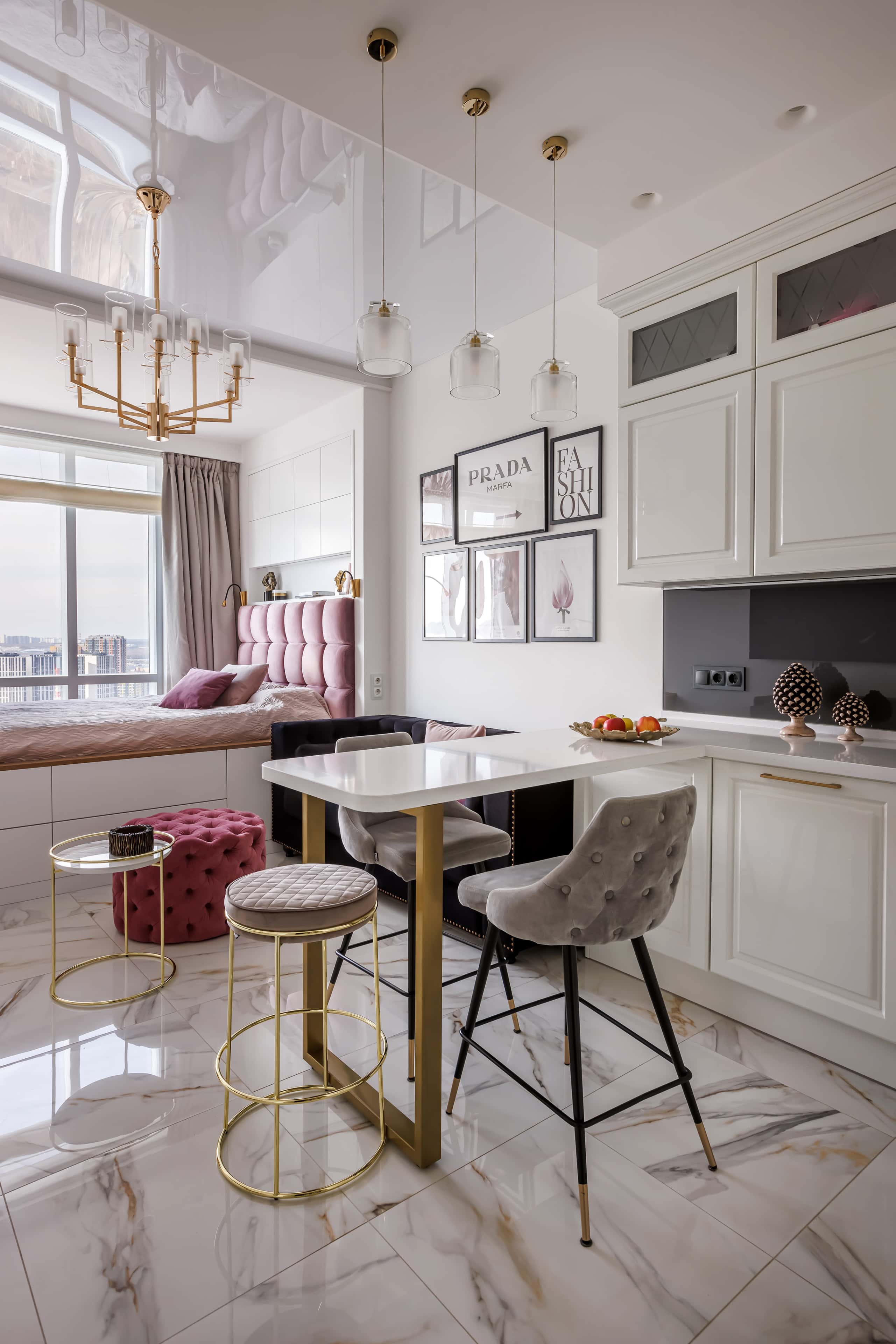 Jasne wnętrze 32m² Aranżacja małego mieszkania 32m²: Jasne kolory i funkcjonalne meble w nowoczesnym stylu.