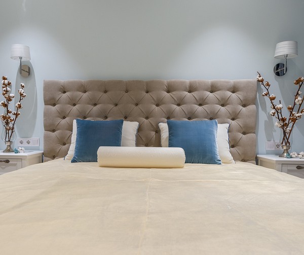 Kareciak na ścianie Ściana z kareciakiem w małym mieszkaniu: welurowy panel ścienny w stylu Chesterfield.