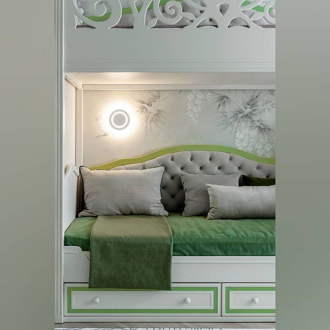 Panel ścienny kareciak Panel z kareciakiem: welurowy panel ścienny jako dekoracja w małym mieszkaniu.