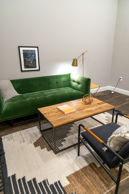 Granatowa ściana w salonie Inspiracje kareciakiem: Ściana w salonie wykończona welurem w stylu Chesterfield w kolorze granatowym