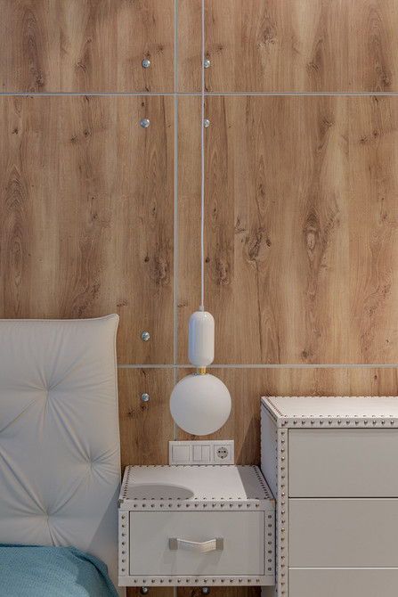 Minimalistyczny salon z kareciakiem Nowoczesny welur 2026: Kareciak na ścianie w minimalistycznym salonie z lampą