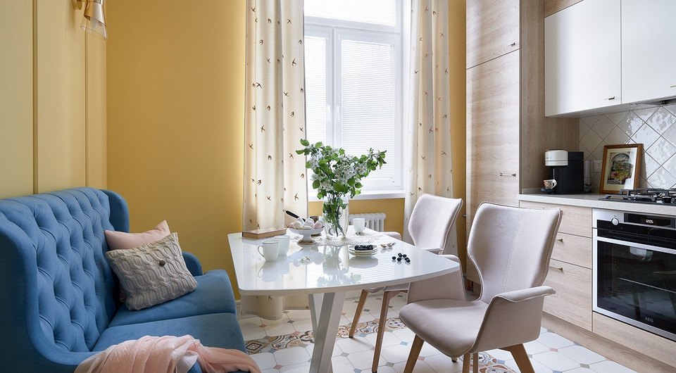 Elegancki zagłówek kareciak Kareciak w sypialni: luksusowy zagłówek w stylu Chesterfield, welur i elegancja.