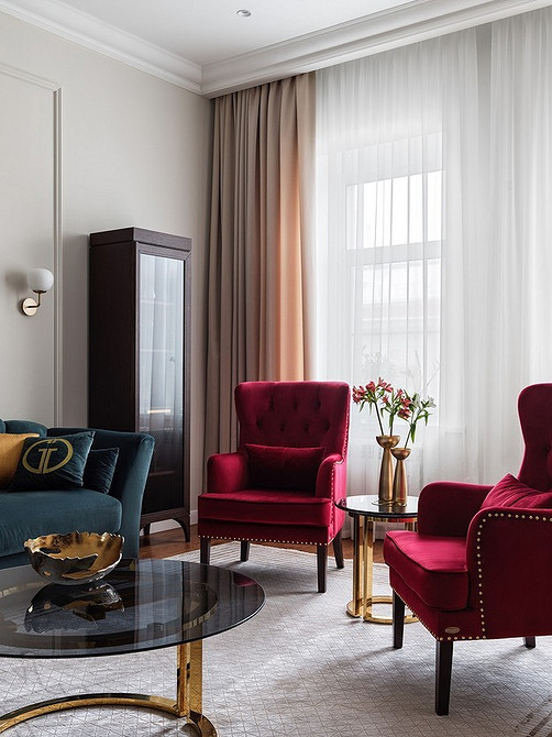 Welur Chesterfield na ścianie Kareciak w salonie: Ściana z weluru w stylu Chesterfield dodaje luksusu i głębi