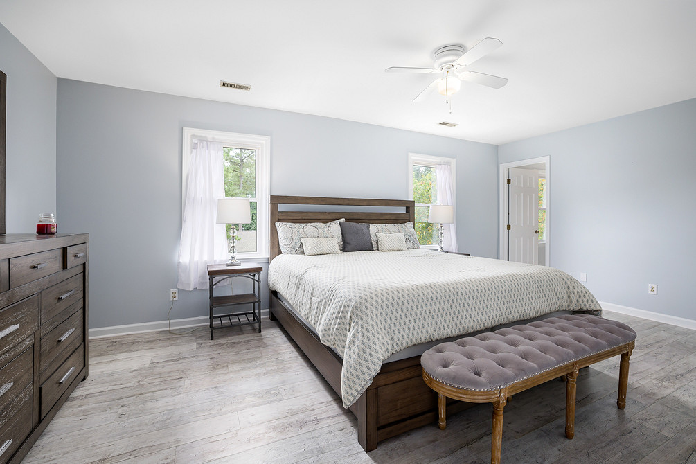 Detal kareciaka Kareciak w detalu: zbliżenie na pikowanie Chesterfield na welurowej tkaninie.