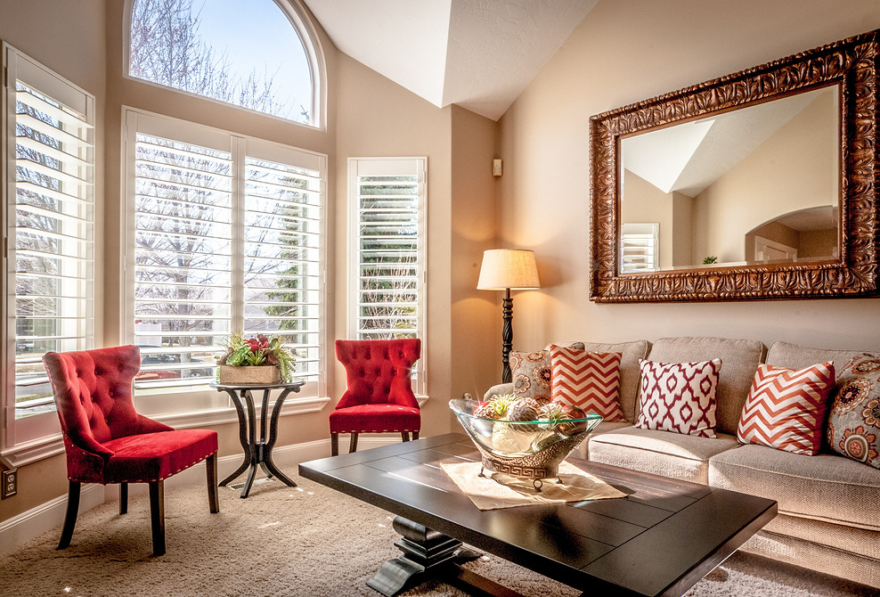 Miękka bankietka z kareciakiem pikowanym w przedpokoju w stylu glamour.