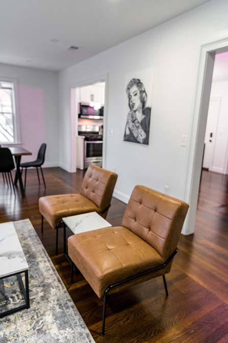 Welurowy przedpokój z kareciakiem Kareciak w mieszkaniu: Panele welurowe jako element dekoracyjny w przedpokoju