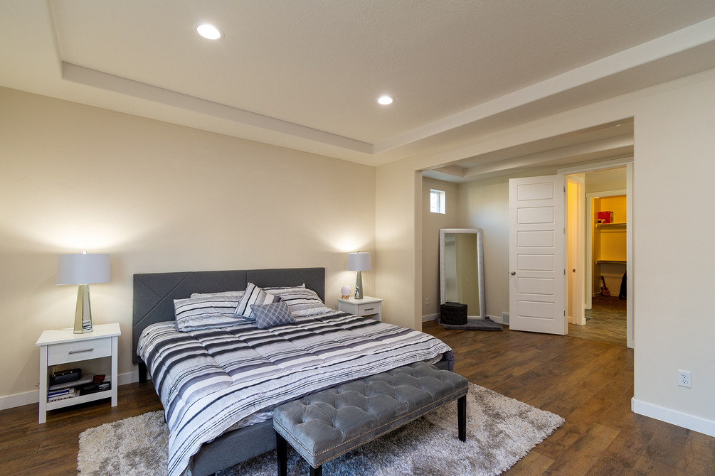 Welurowa ściana w sypialni Kareciak w sypialni: Ściana za łóżkiem wykończona panelami welurowymi w stylu Chesterfield