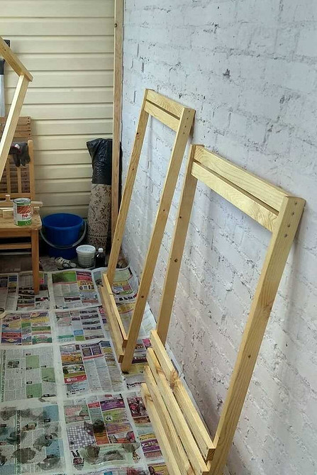 Szezlong DIY: Narzędzia Narzędzia do wykonania szezlonga DIY: deski, młotek, piła do mebli ogrodowych.