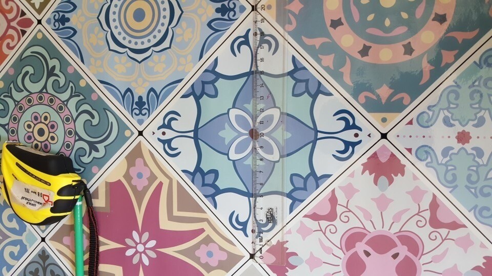 Malowanie kuchni bejcą Malowanie bejcą frontów kuchennych: budżetowa renowacja kuchni w 2026.