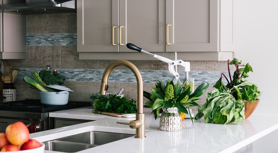 Folia na fronty Samoprzylepna folia: szybka renowacja frontów kuchennych w małym mieszkaniu 2026.