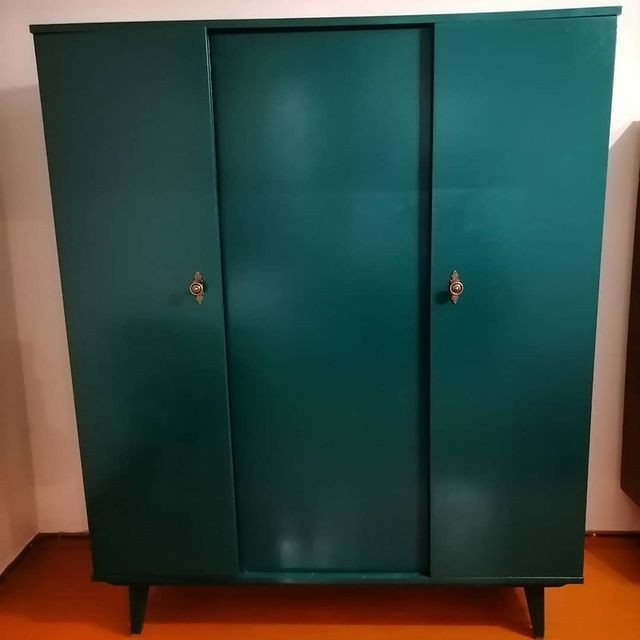 Szafa PRL - metamorfoza Odnowiona szafa PRL: metamorfoza mebla z efektem 'przed i po'