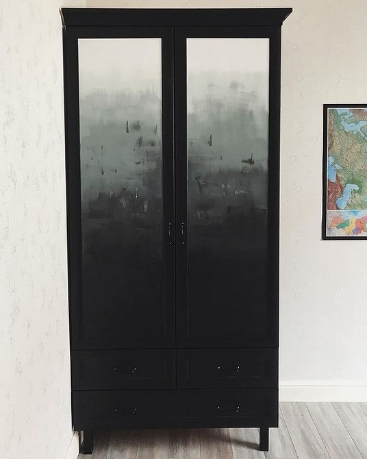 Tania metamorfoza szafy Dekoracja szafy PRL: pomysł na renowację mebli niskim kosztem