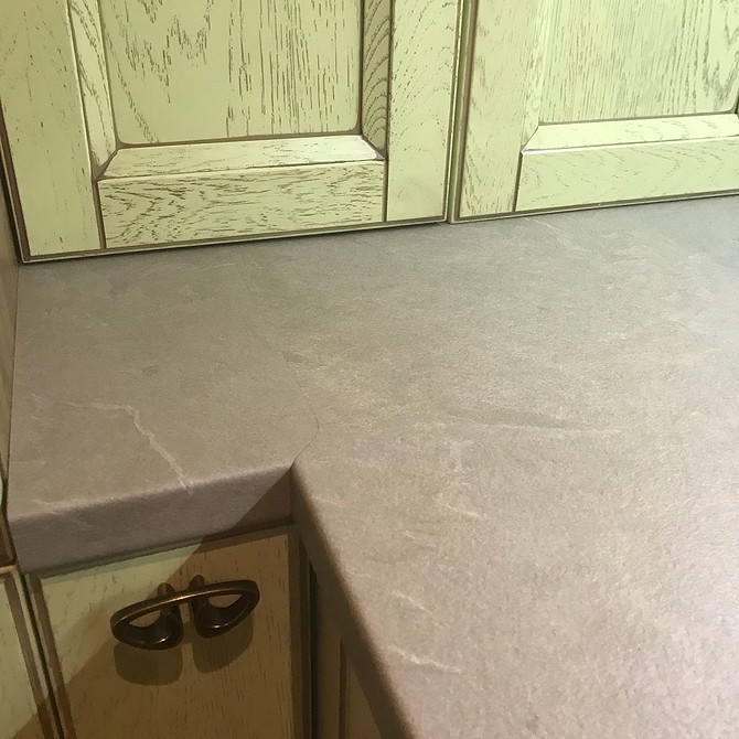 Optymalne złącze kuchenne Optymalne łączenie blatów kuchennych: nowoczesne materiały i technologie w 2026 roku.