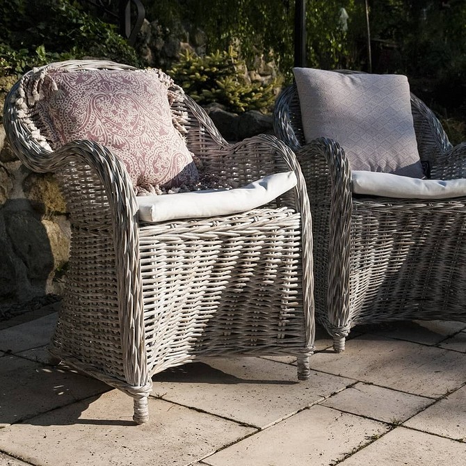 Rattan: nowe życie Odnowione meble ogrodowe: Drewniany stół po renowacji z nowymi nogami.