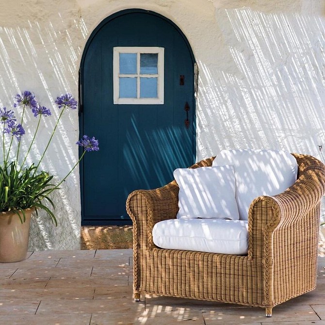 Szlifowanie rattanu: odświeżenie Renowacja drewnianych mebli ogrodowych: Szlifowanie krzesła dla odświeżenia wyglądu.