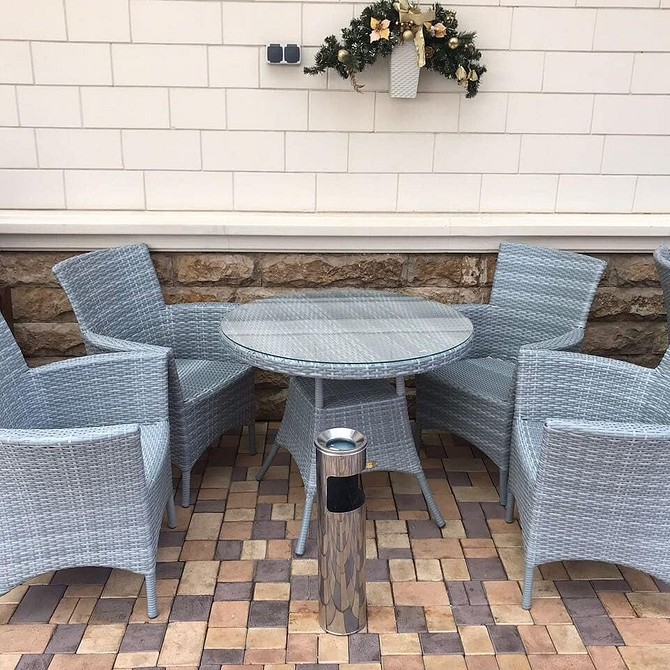 Wymiana plecionki: rattan Odnowienie rattanowych mebli ogrodowych: Wymiana uszkodzonego plecionki na nowy rattan.