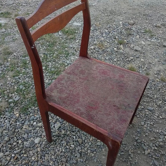 Stylowa dekoracja krzesła Dekoracja starego krzesła: zmiana mebla w stylowy element wystroju wnętrza.