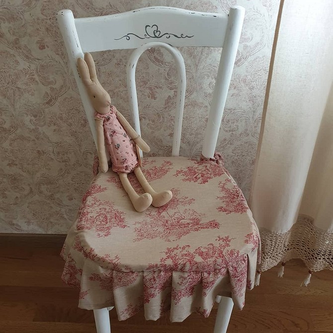 Decoupage na krześle Dekoracja starego krzesła techniką decoupage: oryginalny sposób na odnowienie mebla.