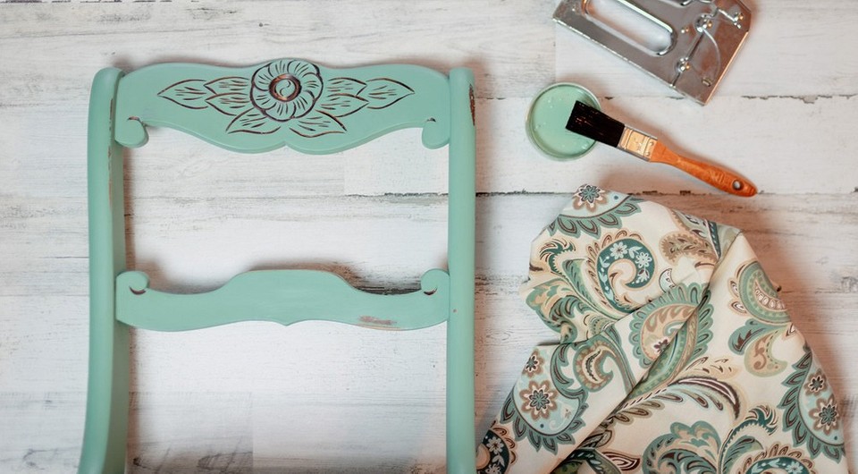 DIY: Krzesło z duszą Renowacja krzesła DIY: inspiracje i techniki odnawiania starych mebli.