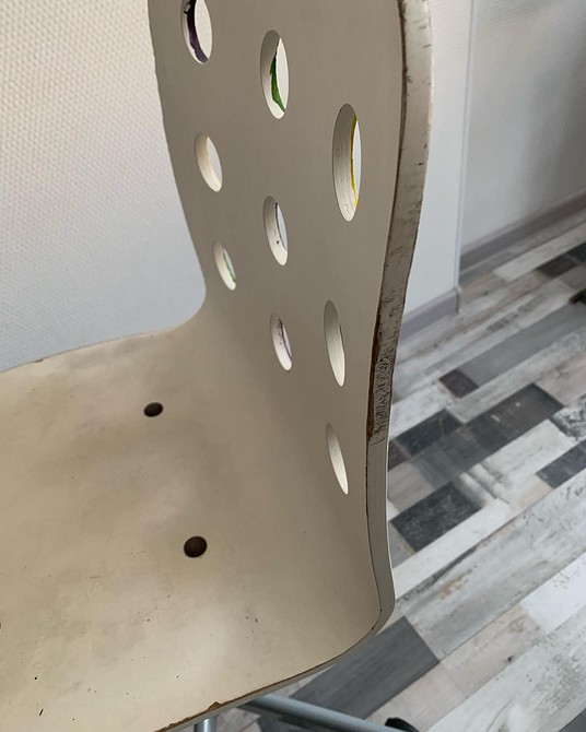 Kolorowa renowacja krzesła Nowoczesny wygląd starych krzeseł dzięki zastosowaniu jaskrawych kolorów farb.