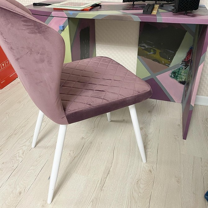 Techniki renowacji krzesła Różne techniki renowacji krzeseł dla odświeżenia ich wyglądu i stylu.