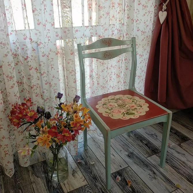 Kreatywne odnowienie krzesła Odnowienie starego krzesła: kreatywne techniki i pomysły na zmianę mebla.