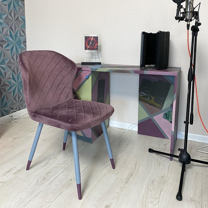 Naprawa konstrukcji krzesła Wymiana uszkodzonych elementów i naprawa konstrukcji podczas renowacji krzesła.