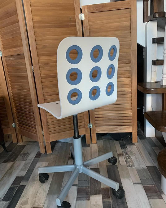 Nowa powłoka krzesła Usuwanie starego lakieru i nakładanie nowej powłoki na drewniane krzesło.